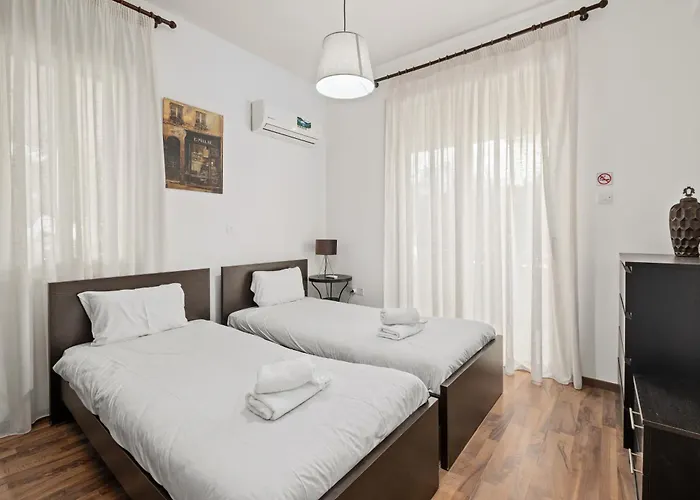 With Private Pool In Pervolia, Larnaca ペリヴォリア