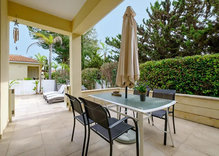 With Private Pool In Pervolia, Larnaca * ペリヴォリア